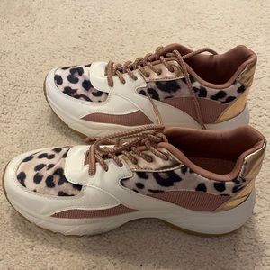 Leppard pink and white tennis shoe